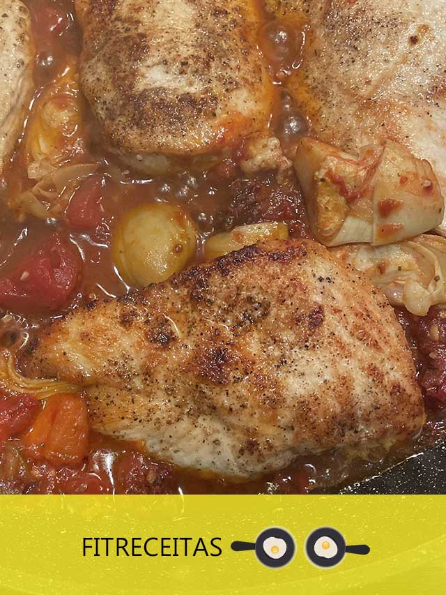  O frango é dourado e depois cozido com corações de alcachofra, tomate e pesto de tomate seco ao sol nesta receita simples e elegante. A combinação do frango com os ingredientes frescos resulta em um prato leve, saboroso e bastante apetitoso. Além disso, o preparo é bem fácil de ser executado. Que tal experimentar essa delícia hoje mesmo?