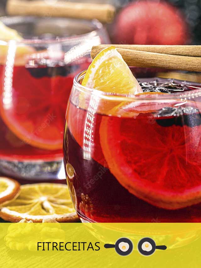  A receita de vinho quente é bastante simples. Você vai precisar de vinho tinto, açúcar, canela em pó e cravo da índia.