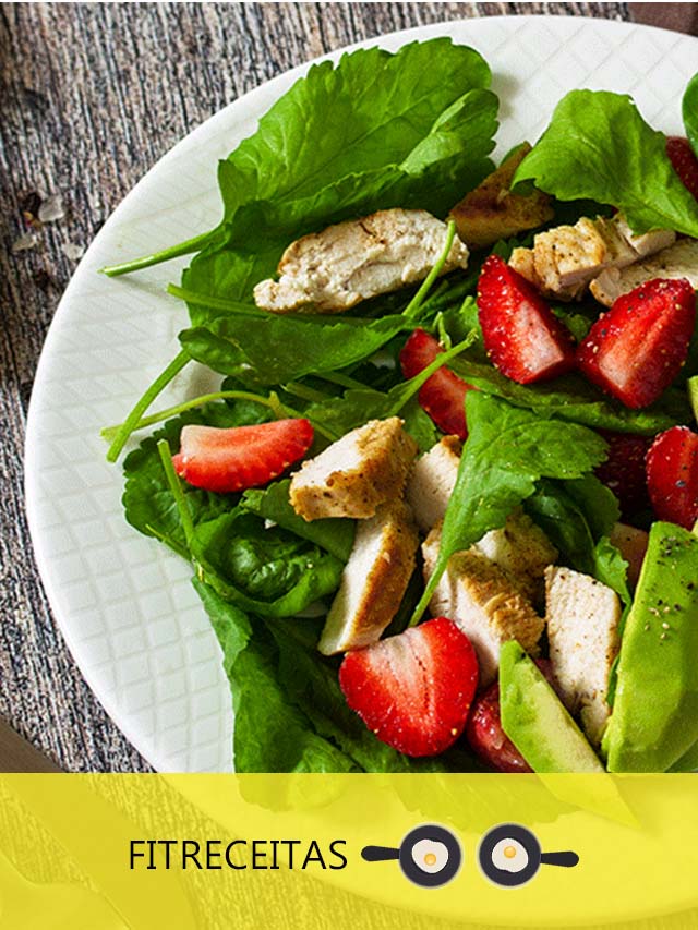  Aproveite esta salada de verão vibrante para uma refeição rápida no meio da semana. Com peru, morango, abacate e espinafre, é saudável e cheio de nutrientes