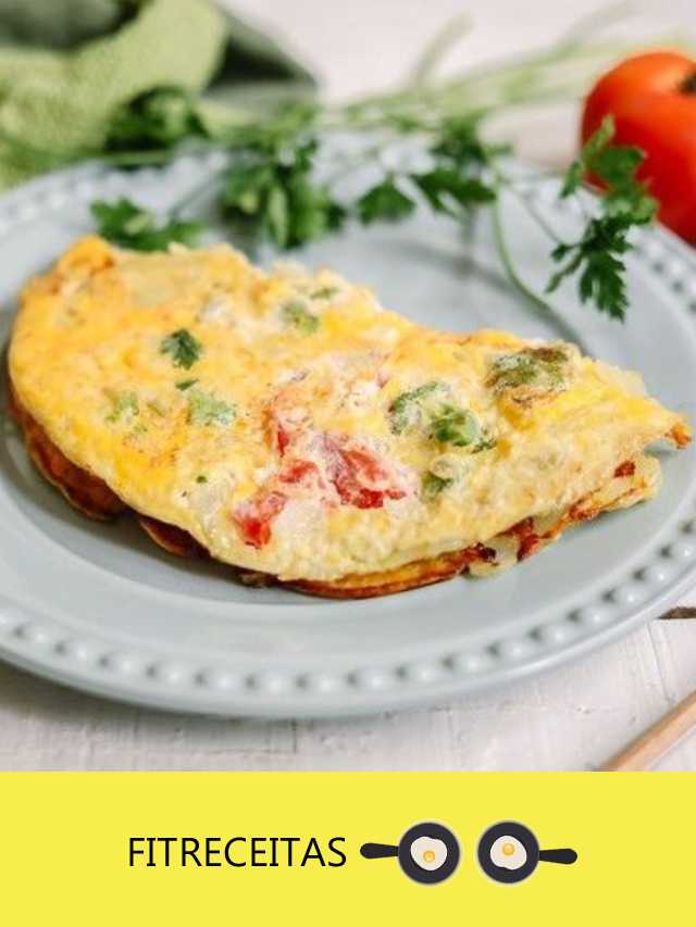  Essa receita é rica em proteínas provenientes das claras de ovo, que são importantes para a hipertrofia muscular. Os vegetais adicionam fibras, vitaminas e minerais essenciais. O queijo cottage fornece proteína adicional e uma textura cremosa à omelete. Lembre-se de ajustar as quantidades de acordo com suas necessidades e preferências