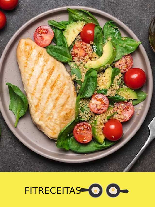  Peito de frango grelhado acompanhado de quinoa cozida, salada de folhas verdes e legumes cozidos no vapor é uma refeição saudável e equilibrada, perfeita para aqueles que desejam cuidar da alimentação e manter uma dieta nutritiva