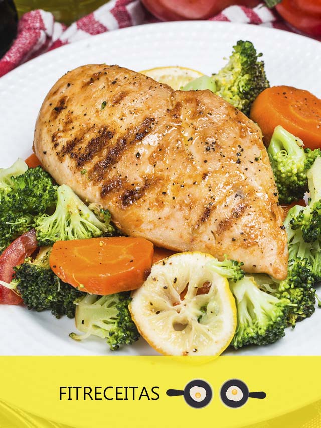  O frango é uma excelente fonte de proteína magra e, ao prepará-lo no forno com um mínimo de gordura adicionada, você obtém uma refeição nutritiva. 