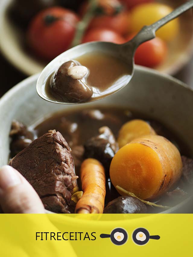  O caldo de carne caseiro é uma opção nutritiva, pois é rico em colágeno, vitaminas e minerais provenientes dos ossos de carne utilizados. 