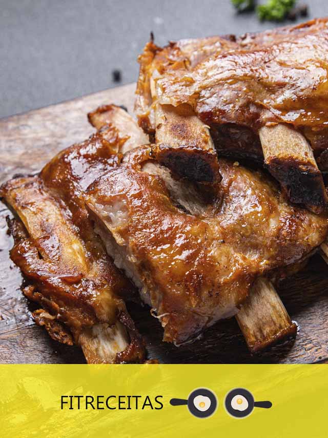  Você pode acompanhar as costelinhas de porco com arroz, salada ou legumes grelhados, criando uma refeição completa e saborosa. 