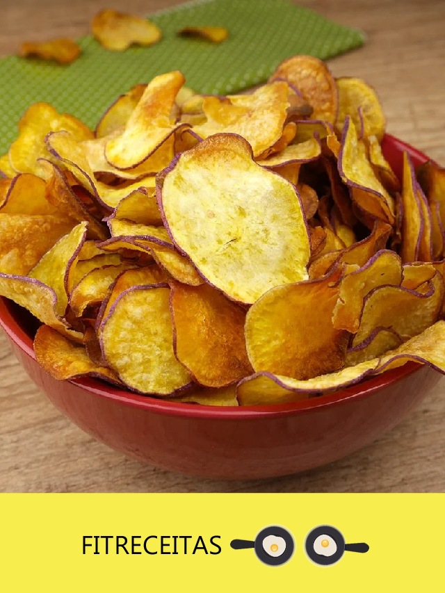  Essa receita rende aproximadamente 2 porções. Os chips de batata-doce são uma opção mais saudável em comparação aos chips de batata tradicionais e são perfeitos para satisfazer aquela vontade de um petisco crocante. Aproveite!