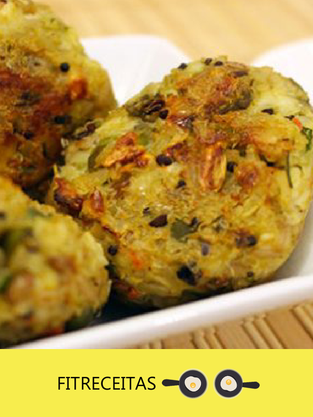  O brócolis é uma excelente fonte de fibras, vitaminas e minerais, enquanto o queijo cottage e o queijo parmesão fornecem proteína e cálcio. A farinha de aveia adiciona fibras extras e contribui para a textura dos bolinhos.