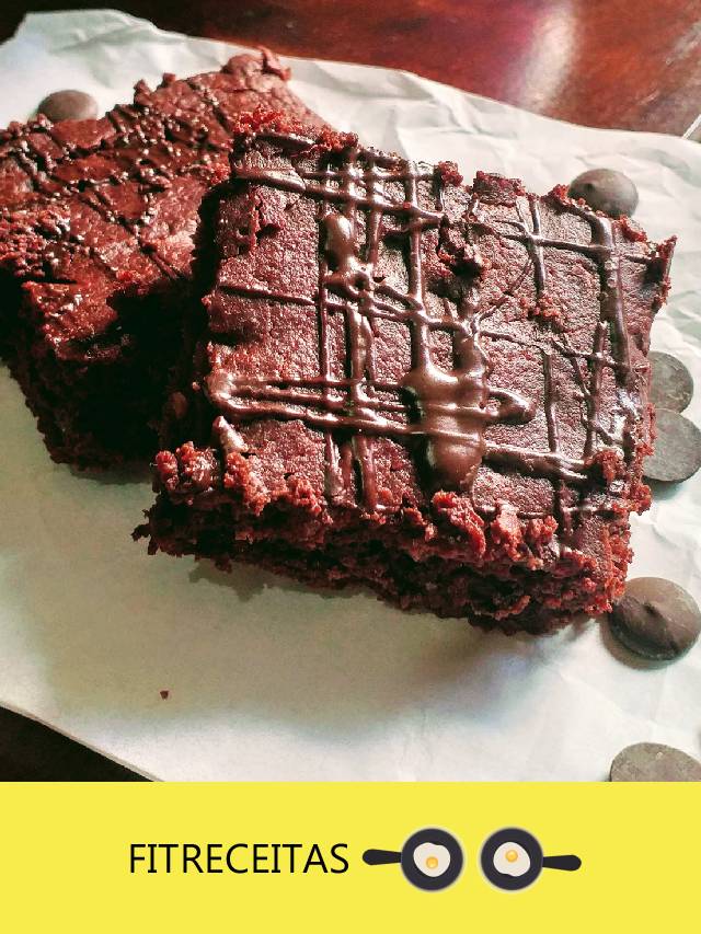  Este brownie saudável é relativamente rápido de preparar, levando cerca de 1 hora e 5 minutos do início ao fim. O tempo exato pode variar de acordo com sua experiência culinária e a eficiência da preparação. Aproveite essa sobremesa deliciosa que une sabor e nutrição!