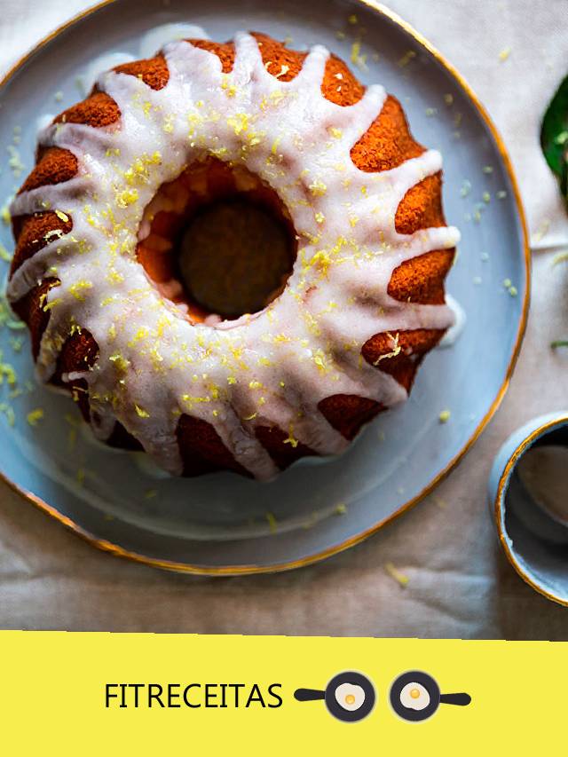  Este bolo de limão fit é uma sobremesa refrescante e saudável. A combinação das farinhas de amêndoas e coco torna-o sem glúten e cheio de fibras e gorduras saudáveis. O adoçante natural reduz o teor de açúcar, enquanto o iogurte grego adiciona proteína. 