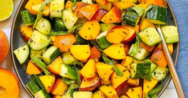 Receita de salada de pêssego, pepino e manjericão