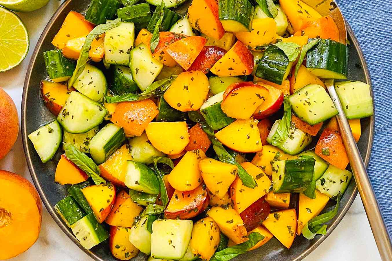 Receita de salada de pêssego, pepino e manjericão
